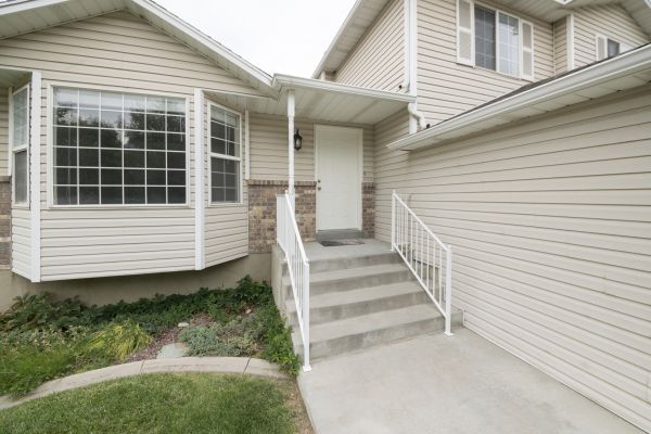 Cost of White Vinyl Siding Replacement in Fort Wayne